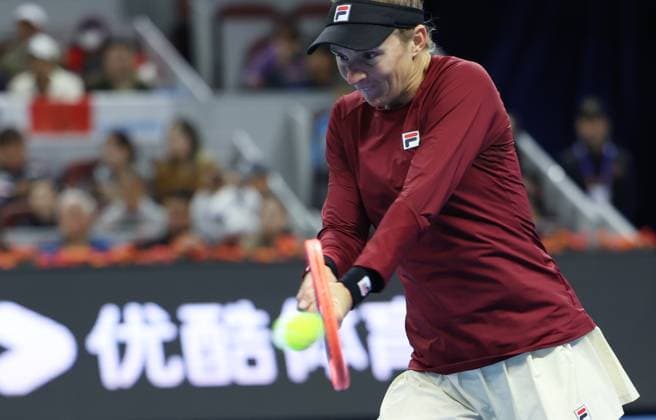 (240930) -- BEIJING, Sept. 30, 2024 -- Nadia Podoroska of Argentina hits a return during the women s singles 3rd round match against Zheng Qinwen of China at 2024 China Open tennis tournament in Beijing, capital of China, Sept. 30, 2024. ) (SP)CHINA-BEIJING-TENNIS-CHINA OPEN-WOMEN S SINGLES (CN) BaixXuefei 