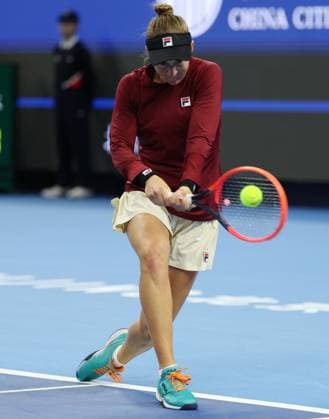 (240930) -- BEIJING, Sept. 30, 2024 -- Nadia Podoroska of Argentina hits a return during the women s singles 3rd round match against Zheng Qinwen of China at 2024 China Open tennis tournament in Beijing, capital of China, Sept. 30, 2024. ) (SP)CHINA-BEIJING-TENNIS-CHINA OPEN-WOMEN S SINGLES (CN) ZhangxChenlin 
