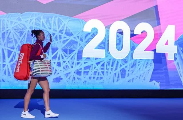 (240930) -- BEIJING, Sept. 30, 2024 -- Zheng Qinwen of China enters the court before the women s singles 3rd round match against Nadia Podoroska of Argentina at 2024 China Open tennis tournament in Beijing, capital of China, Sept. 30, 2024. ) (SP)CHINA-BEIJING-TENNIS-CHINA OPEN-WOMEN S SINGLES (CN) BaixXuefei 