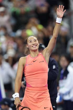 (240930) -- BEIJING, Sept. 30, 2024 -- Zheng Qinwen of China waves to the crowd during the women s singles 3rd round match against Nadia Podoroska of Argentina at 2024 China Open tennis tournament in Beijing, capital of China, Sept. 30, 2024. ) (SP)CHINA-BEIJING-TENNIS-CHINA OPEN-WOMEN S SINGLES (CN) BaixXuefei 