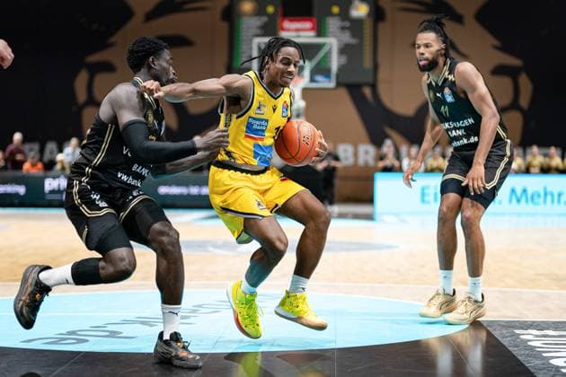 Sport Themen der Woche KW40 Sport Bilder des Tages Hunter Maldonado (Nr. 8 MHP Riesen Ludwigsburg) gegen Barra Njie (Nr. 13 Basketball Loewen Braunschweig) GER, Basketball Loewen Braunschweig gegen MHP Riesen Ludwigsburg, Basketball, easy credit BBL, Spielzeit 2024 25, 30.09.2024 GER, Basketball Loewen Braunschweig gegen MHP Riesen Ludwigsburg, Basketball, easy credit BBL, Spielzeit 2024 25, 30.09.2024 Braunschweig *** Hunter Maldonado Nr 8 MHP Riesen Ludwigsburg vs Barra Njie Nr 13 Basketball Loewen Braunschweig GER, Basketball Loewen Braunschweig vs MHP Riesen Ludwigsburg, Basketball, easy credit BBL, Season 2024 25, 30 09 2024 GER, Basketball Loewen Braunschweig vs MHP Riesen Ludwigsburg, Basketball, easy credit BBL, Season 2024 25, 30 09 2024 Braunschweig Copyright: xEibner-Pressefoto DanielxREINELTx EP_DRT