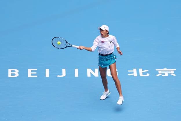 Sport Bilder des Tages (241001) -- BEIJING, Oct. 1, 2024 -- Zhang Shuai of China competes during the women s singles round of 16 match against Magdalena Frech of Poland at 2024 China Open tennis tournament in Beijing, capital of China, Oct. 1, 2024. (Photo by Xinhua) (SP)CHINA-BEIJING-TENNIS-CHINA OPEN-WOMEN S SINGLES (CN) DuxXinyi 