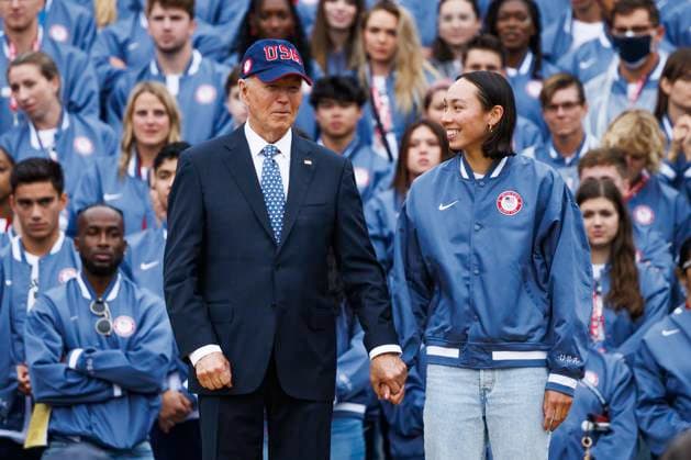 Bilder des Jahres 2024, Sport 09 September White House US Olympian and Paralympian Celebration President Joe Biden stands with US Olympic swimmer Torri Huske during an event with US Olympians and Paralympians on the South Lawn of the White House on Monday, September 30, 2024 in Washington, District of Columbia. President Biden hosted the US Olympic and Paralympic athletes for a celebration of their achievements in the 2024 Summer Olympics in Paris, France. Washington District of Columbia United States Copyright: xAaronxSchwartzx