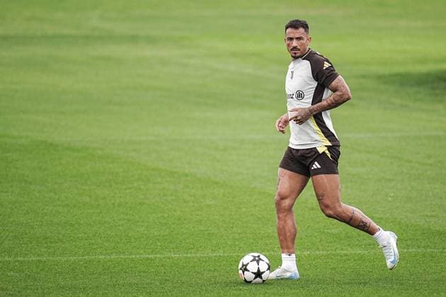Juventus™ Danilo during training session at JTC Continassa in Turin on the eve of their League Phase, Matchday 2 of UEFA Champions League football match against RB Lipsia - Tuesday, October 1, 2024. - Soccer .  Copyright: xMarcoxAlpozzi LaPressex