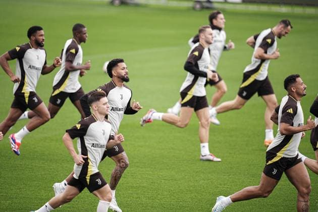 Juventus™ Douglas Luiz during training session at JTC Continassa in Turin on the eve of their League Phase, Matchday 2 of UEFA Champions League football match against RB Lipsia - Tuesday, October 1, 2024. - Soccer .  Copyright: xMarcoxAlpozzi LaPressex