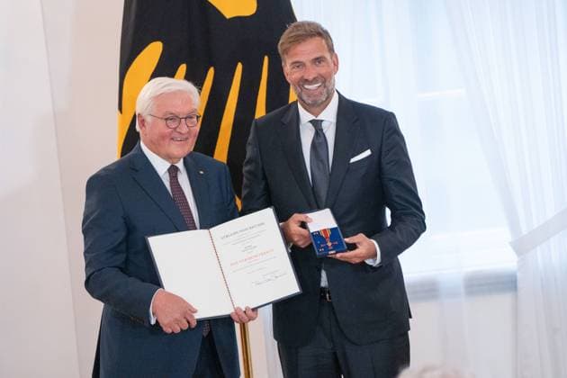 Bilder des Jahres 2024, Sport 10 Oktober Sport Themen der Woche KW40 Sport Bilder des Tages Ordensverleihung Bundespräsident zeichnet am 1. Oktober 2024 insgesamt 28 Bürger zum Tag der Deutschen Einheit mit dem Verdienstorden der Bundesrepublik Deutschland aus Bundespräsident Frank-Walter Steinmeier ehrt den Fußballtrainer Jürgen Klopp Ordensverleihung Bundespräsident zeichnet am 1. Oktober 2024 insgesamt 28 Bürger zum Tag der Deutschen Einheit mit dem Verdienstorden der Bundesrepublik Deutschland aus , Berlin Berlin Deutschland Schloss Bellevue *** Award ceremony Federal President awards the Order of Merit of the Federal Republic of Germany to a total of 28 citizens on 1 October 2024 to mark the Day of German Unity Federal President Frank Walter Steinmeier honors soccer coach Jürgen Klopp Award ceremony Federal President awards the Order of Merit of the Federal Republic of Germany to a total of 28 citizens on 1 October 2024 to mark the Day of German Unity , Berlin Berlin Germany Schloss Bellevue