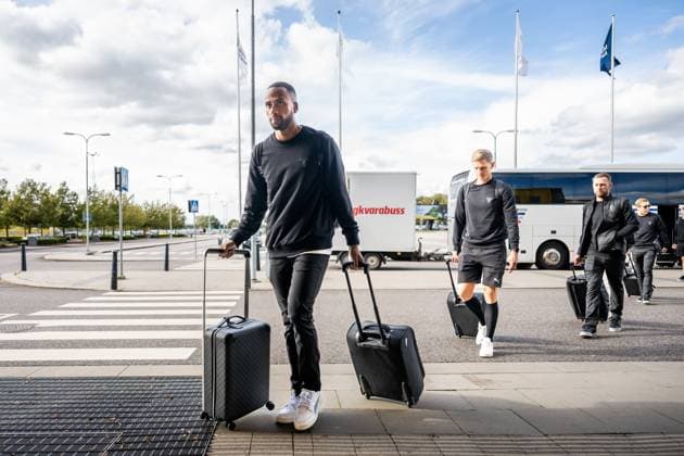 241001 Isaac Kiese Thelin of Malmö FF during the team travel from Malmö to Baku ahead of the UEFA Europa League match between Qarabag and Malmö FF on October 1, 2024 in Malmö. Photo: Petter Arvidson BILDBYRAN kod PA PA0888 fotboll football soccer fotball uefa europa league resa travel malmö ff bbeng Copyright: PETTERxARVIDSON BB241001PA001