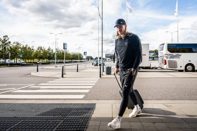 241001 Goalkeeper Johan Dahlin of Malmö FF during the team travel from Malmö to Baku ahead of the UEFA Europa League match between Qarabag and Malmö FF on October 1, 2024 in Malmö. Photo: Petter Arvidson BILDBYRAN kod PA PA0888 fotboll football soccer fotball uefa europa league resa travel malmö ff bbeng Copyright: PETTERxARVIDSON BB241001PA003