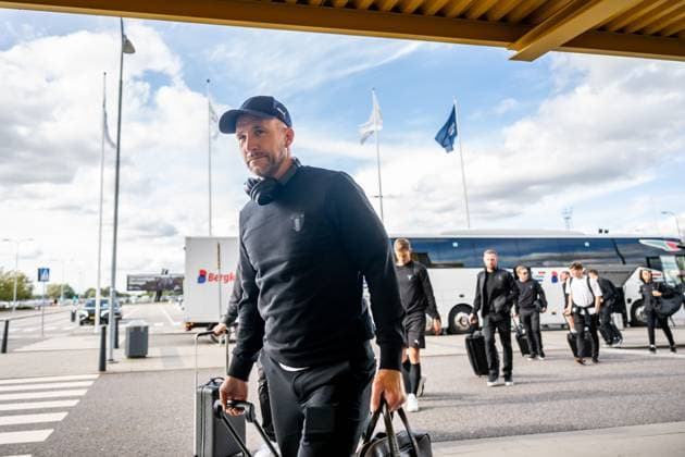 241001 Head coach Henrik Rydström of Malmö FF during the team travel from Malmö to Baku ahead of the UEFA Europa League match between Qarabag and Malmö FF on October 1, 2024 in Malmö. Photo: Petter Arvidson BILDBYRAN kod PA PA0888 fotboll football soccer fotball uefa europa league resa travel malmö ff bbeng Copyright: PETTERxARVIDSON BB241001PA007