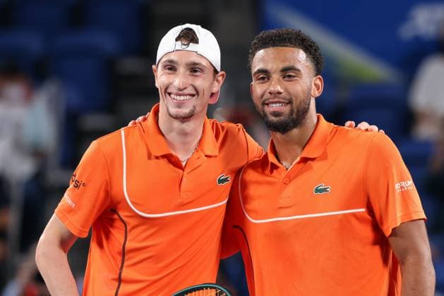 Arthur Fils und Ugo Humbert posen fuer ein Foto am Netz, beim Herren Einzel, Gentlemen s Singles Finale, Kinoshita Group Japan Open Tennis Championships, Tokyo, Japan Copyright: xJuergenxHasenkopfx