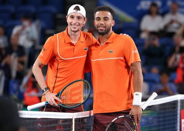 Arthur Fils und Ugo Humbert posen fuer ein Foto am Netz, beim Herren Einzel, Gentlemen s Singles Finale, Kinoshita Group Japan Open Tennis Championships, Tokyo, Japan Copyright: xJuergenxHasenkopfx