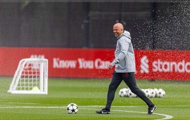 Sport Bilder des Tages Football - UEFA Champions League - League Phase - Liverpool FC v Bologna FC - MD-1 LIVERPOOL, ENGLAND - Tuesday, October 1, 2024: Liverpool s head coach Arne Slot laughs after being caught by the sprinklers during a training session at the AXA Training Centre ahead of the UEFA Champions League match between Liverpool FC and Bologna FC. (Photo by David Rawcliffe Propaganda) LIVERPOOL AXA Training Centre MERSEYSIDE ENGLAND  Copyright: xDavidxRawcliffex P2024-10-01-Liverpool_Bologna_MD-1-2
