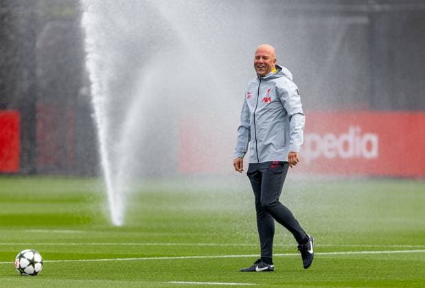 Football - UEFA Champions League - League Phase - Liverpool FC v Bologna FC - MD-1 LIVERPOOL, ENGLAND - Tuesday, October 1, 2024: Liverpool s head coach Arne Slot laughs after being caught by the sprinklers during a training session at the AXA Training Centre ahead of the UEFA Champions League match between Liverpool FC and Bologna FC. (Photo by David Rawcliffe Propaganda) LIVERPOOL AXA Training Centre MERSEYSIDE ENGLAND  Copyright: xDavidxRawcliffex P2024-10-01-Liverpool_Bologna_MD-1-9