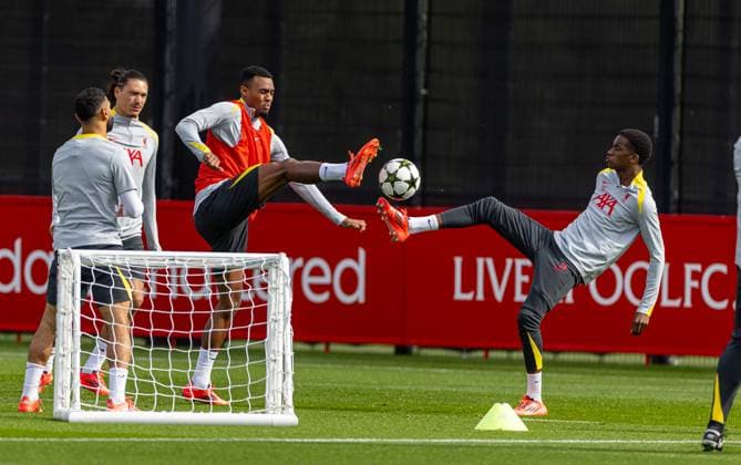 Football - UEFA Champions League - League Phase - Liverpool FC v Bologna FC - MD-1 LIVERPOOL, ENGLAND - Tuesday, October 1, 2024: Liverpool s Ryan Gravenberch (L) and Trey Nyoni during a training session at the AXA Training Centre ahead of the UEFA Champions League match between Liverpool FC and Bologna FC. (Photo by David Rawcliffe Propaganda) LIVERPOOL AXA Training Centre MERSEYSIDE ENGLAND  Copyright: xDavidxRawcliffex P2024-10-01-Liverpool_Bologna_MD-1-12