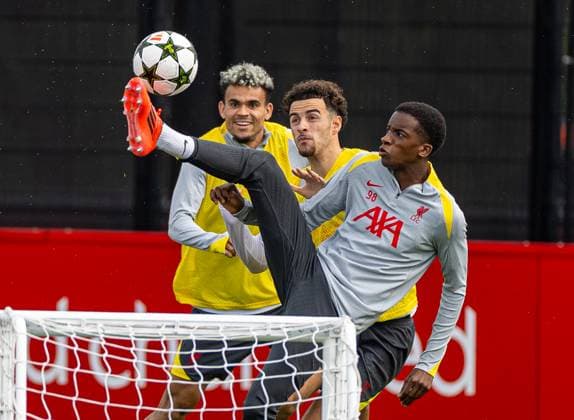 Sport Bilder des Tages Football - UEFA Champions League - League Phase - Liverpool FC v Bologna FC - MD-1 LIVERPOOL, ENGLAND - Tuesday, October 1, 2024: Liverpool s (L-R) Luis Diaz, Curtis Jones and Trey Nyoni during a training session at the AXA Training Centre ahead of the UEFA Champions League match between Liverpool FC and Bologna FC. (Photo by David Rawcliffe Propaganda) LIVERPOOL AXA Training Centre MERSEYSIDE ENGLAND  Copyright: xDavidxRawcliffex P2024-10-01-Liverpool_Bologna_MD-1-16