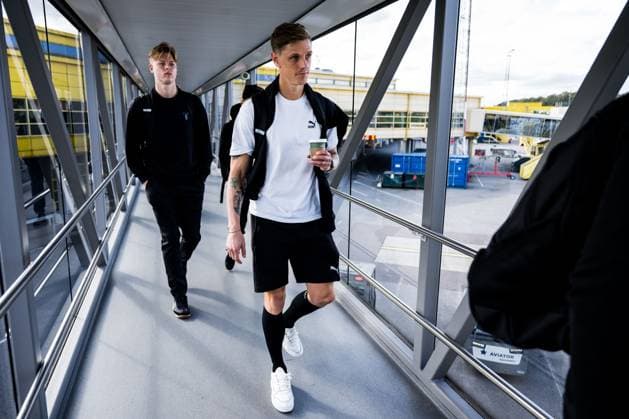 241001 Nils Zätterström and Soren Rieks of Malmö FF during the team travel from Malmö to Baku ahead of the UEFA Europa League match between Qarabag and Malmö FF on October 1, 2024 in Malmö. Photo: Petter Arvidson BILDBYRAN kod PA PA0888 fotboll football soccer fotball uefa europa league resa travel malmö ff bbeng Copyright: PETTERxARVIDSON BB241001PA018