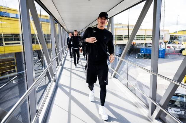 241001 Goalkeeper Johan Dahlin of Malmö FF during the team travel from Malmö to Baku ahead of the UEFA Europa League match between Qarabag and Malmö FF on October 1, 2024 in Malmö. Photo: Petter Arvidson BILDBYRAN kod PA PA0888 fotboll football soccer fotball uefa europa league resa travel malmö ff bbeng Copyright: PETTERxARVIDSON BB241001PA025