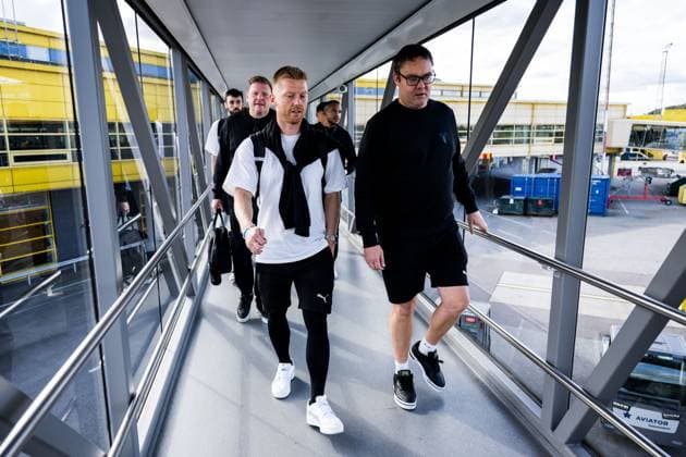 241001 Anders Christiansen and Equipment manager Daniel Möller of Malmö FF during the team travel from Malmö to Baku ahead of the UEFA Europa League match between Qarabag and Malmö FF on October 1, 2024 in Malmö. Photo: Petter Arvidson BILDBYRAN kod PA PA0888 fotboll football soccer fotball uefa europa league resa travel malmö ff bbeng Copyright: PETTERxARVIDSON BB241001PA026