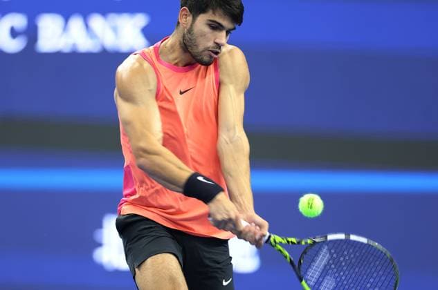Sport Bilder des Tages (241001) -- BEIJING, Oct. 1, 2024 -- Carlos Alcaraz of Spain competes during the men s singles semi-final match against Daniil Medvedev of Russia at 2024 China Open tennis tournament in Beijing, capital of China, Oct. 1, 2024. (Photo by Xinhua) (SP)CHINA-BEIJING-TENNIS-CHINA OPEN-MEN S SINGLES (CN) DuxXinyi 