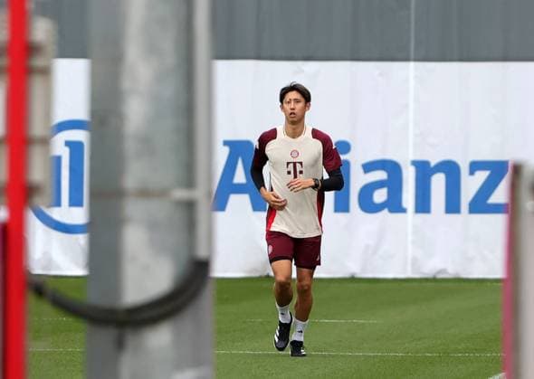 20241001, CL, FC Bayern Abschlusstraining, Fussball, im Bild: Hiroki Ito (FC Bayern Muenchen) joggt wieder