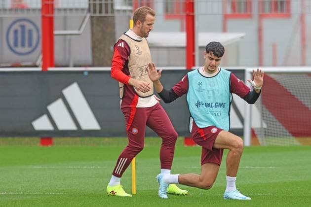 9 Harry Kane (li.) und 45 Aleksandar Pavlovic, Aufwaermen, Aufwaermtrikot Fussball Abschlusstraining - FC Bayern München vor UEFA Champions League-Spiel vs. Aston Villa 01.09.2024 Trainingsgelände, Säbenerstr. FOTO: Mladen Lackovic LakoPress