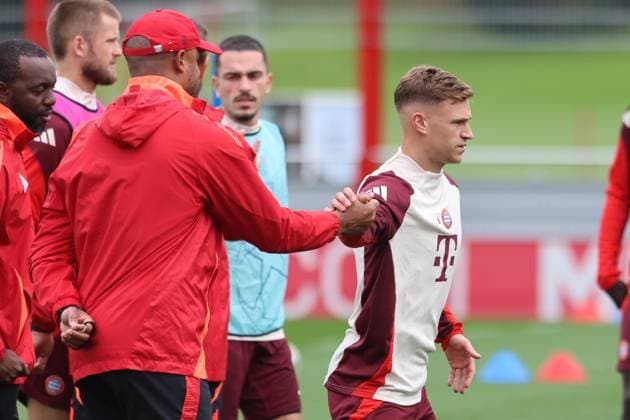 Trainer Vincent Kompany begrüsst 6 Joshua Kimmich Fussball Abschlusstraining - FC Bayern München vor UEFA Champions League-Spiel vs. Aston Villa 01.09.2024 Trainingsgelände, Säbenerstr. FOTO: Mladen Lackovic LakoPress