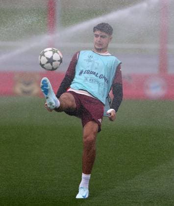 20241001, CL, FC Bayern Abschlusstraining, Fussball, im Bild: Aleksandar Pavlovic (FC Bayern Muenchen) von Wasser ueberrascht
