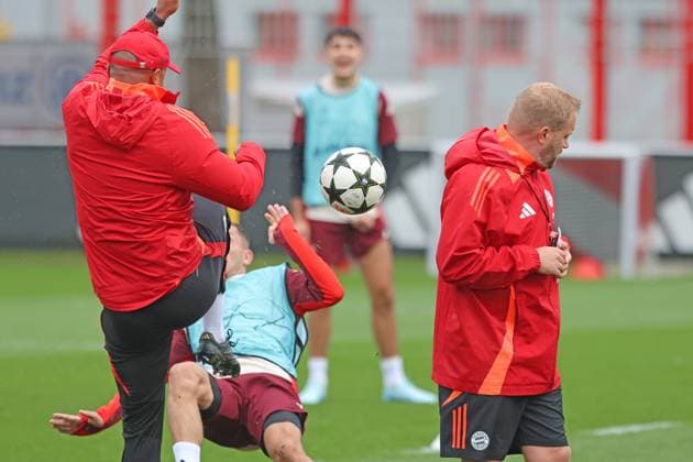 Trainer Vincent Kompany gegen 20 Arijon Ibrahimovic, Aktion, Zweikampf, Fussball Abschlusstraining - FC Bayern München vor UEFA Champions League-Spiel vs. Aston Villa 01.09.2024 Trainingsgelände, Säbenerstr. FOTO: Mladen Lackovic LakoPress