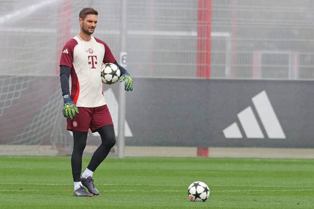 Sport Themen der Woche KW40 Sport Bilder des Tages 26 Sven Ulreich, im Spreklerregen, mit Ball, Portraet, Portrait, Fussball Abschlusstraining - FC Bayern München vor UEFA Champions League-Spiel vs. Aston Villa 01.09.2024 Trainingsgelände, Säbenerstr. FOTO: Mladen Lackovic LakoPress *** 26 Sven Ulreich, in the chaff rain, with ball, Portraet, Portrait, Football final training FC Bayern Munich before UEFA Champions League match against Aston Villa 01 09 2024 Training ground, Säbenerstr PHOTO Mladen Lackovic LakoPress
