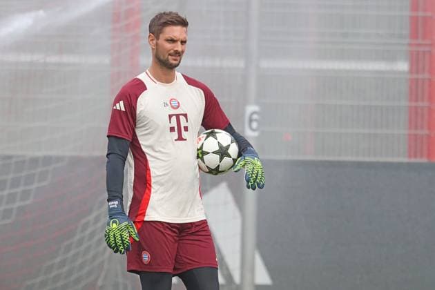 26 Sven Ulreich, im Spreklerregen, mit Ball, Portraet, Portrait, Fussball Abschlusstraining - FC Bayern München vor UEFA Champions League-Spiel vs. Aston Villa 01.09.2024 Trainingsgelände, Säbenerstr. FOTO: Mladen Lackovic LakoPress