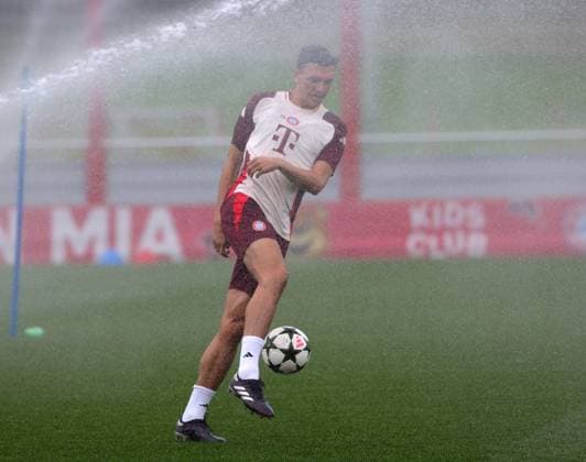 20241001, CL, FC Bayern Abschlusstraining, Fussball, im Bild: Joao Palhinha (FC Bayern Muenchen) von Wasser ueberrascht
