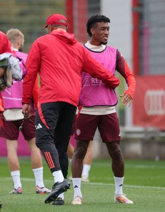 20241001, CL, FC Bayern Abschlusstraining, Fussball, im Bild: Vincent Kompany (FC Bayern Muenchen) gruesst Kingsley Coman (FC Bayern Muenchen)