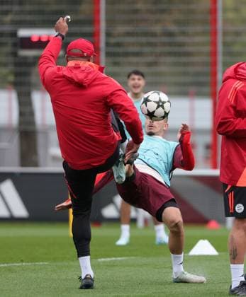 20241001, CL, FC Bayern Abschlusstraining, Fussball, im Bild: statt den Ball trifft Vincent Kompany (FC Bayern Muenchen) den Arijon Ibrahimovic (FC Bayern Muenchen) Fuss