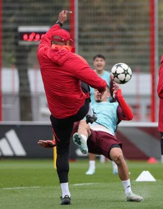 20241001, CL, FC Bayern Abschlusstraining, Fussball, im Bild: statt den Ball trifft Vincent Kompany (FC Bayern Muenchen) den Arijon Ibrahimovic (FC Bayern Muenchen) Fuss