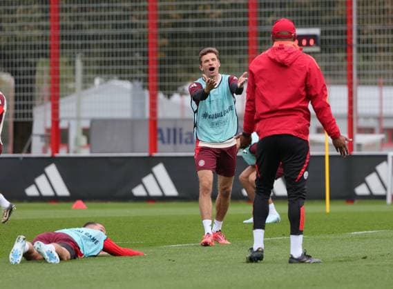 Sport Bilder des Tages 20241001, CL, FC Bayern Abschlusstraining, Fussball, im Bild: statt den Ball trifft Vincent Kompany (FC Bayern Muenchen) den Arijon Ibrahimovic (FC Bayern Muenchen) Fuss, er bleibt liegen und Thomas Mueller (FC Bayern Muenchen) spielt den Schiedsrichter