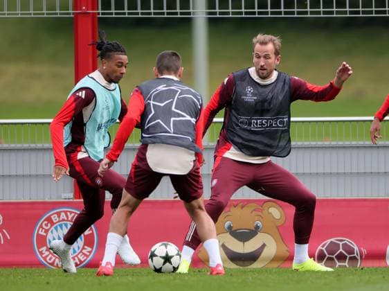 20241001, CL, FC Bayern Abschlusstraining, Fussball, im Bild: Michael Olise (FC Bayern Muenchen), Raphael Guerreiro (FC Bayern Muenchen) und Harry Kane (FC Bayern Muenchen)