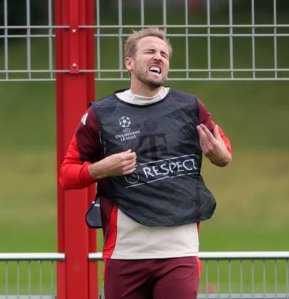20241001, CL, FC Bayern Abschlusstraining, Fussball, im Bild: Harry Kane (FC Bayern Muenchen) hat Schmerzen, er wurde von Laimer an der linke Hand angeschossen