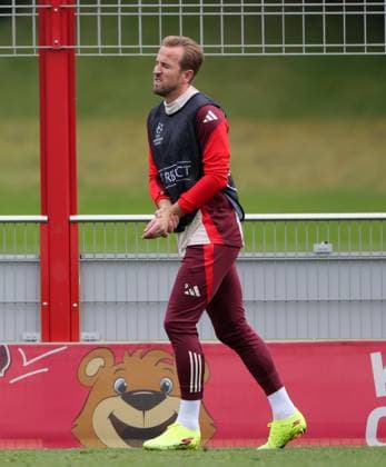 20241001, CL, FC Bayern Abschlusstraining, Fussball, im Bild: Harry Kane (FC Bayern Muenchen) hat Schmerzen, er wurde von Laimer an der linke Hand angeschossen