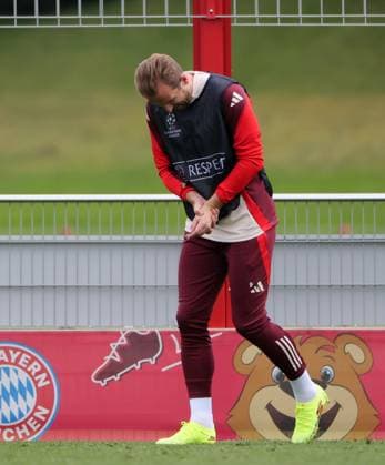 20241001, CL, FC Bayern Abschlusstraining, Fussball, im Bild: Harry Kane (FC Bayern Muenchen) hat Schmerzen, er wurde von Laimer an der linke Hand angeschossen