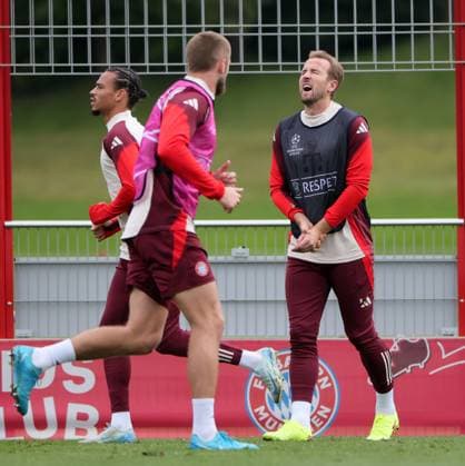 20241001, CL, FC Bayern Abschlusstraining, Fussball, im Bild: Harry Kane (FC Bayern Muenchen) hat Schmerzen, er wurde von Laimer an der linke Hand angeschossen, Leroy Sane (FC Bayern Muenchen) und Eric Dier (FC Bayern Munechen)