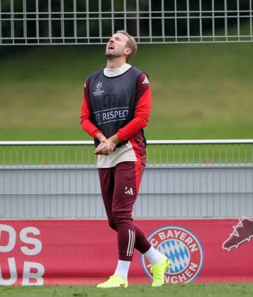 20241001, CL, FC Bayern Abschlusstraining, Fussball, im Bild: Harry Kane (FC Bayern Muenchen) hat Schmerzen, er wurde von Laimer an der linke Hand angeschossen