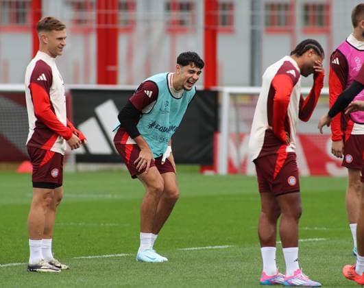 München, Deutschland 01. Oktober 2024: Fussball, Herren, Saison 2024 2025, FC Bayern München, Säbener Strasse, Trainingsgelände, Abschlusstraining, Champions League Aleksandar Pavlovic (FC Bayern München) muss lachen, lustige Runde