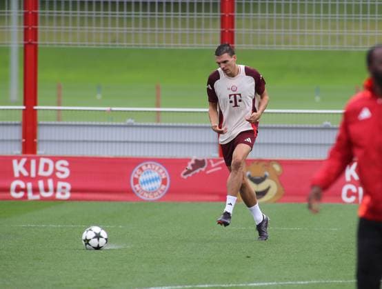 München, Deutschland 01. Oktober 2024: Fussball, Herren, Saison 2024 2025, FC Bayern München, Säbener Strasse, Trainingsgelände, Abschlusstraining, Champions League Joao Palhinha (FC Bayern München) spielt einen Ball