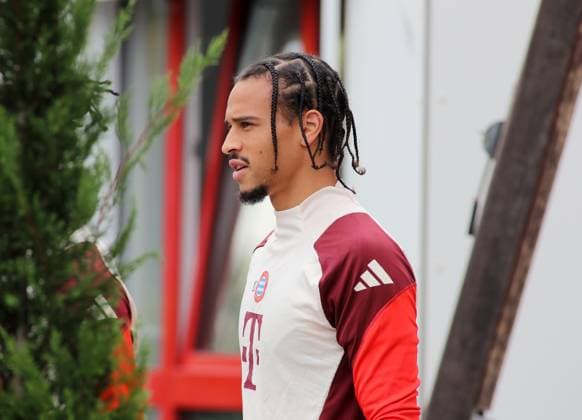München, Deutschland 01. Oktober 2024: Fussball, Herren, Saison 2024 2025, FC Bayern München, Säbener Strasse, Trainingsgelände, Abschlusstraining, Champions League Leroy Sane (FC Bayern München) Kopf, Oberkörper auf dem Weg zum Trainingsplatz