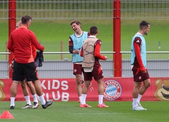 München, Deutschland 01. Oktober 2024: Fussball, Herren, Saison 2024 2025, FC Bayern München, Säbener Strasse, Trainingsgelände, Abschlusstraining, Champions League Thomas Müller, Mueller (FC Bayern München) muss lachen