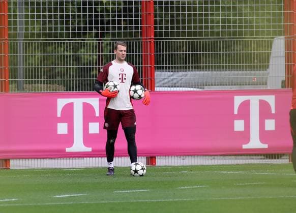 München, Deutschland 01. Oktober 2024: Fussball, Herren, Saison 2024 2025, FC Bayern München, Säbener Strasse, Trainingsgelände, Abschlusstraining, Champions League Manuel Neuer (FC Bayern München) mit zwei Bällen in der Hand