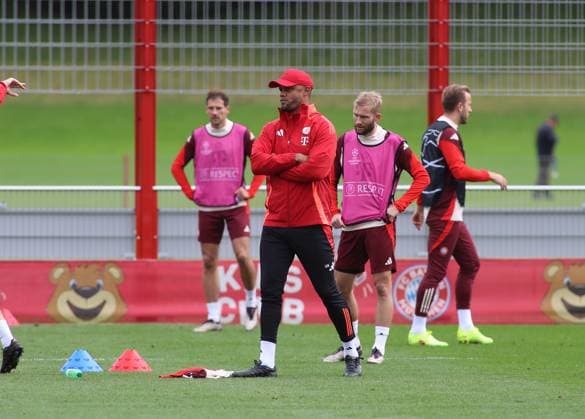 München, Deutschland 01. Oktober 2024: Fussball, Herren, Saison 2024 2025, FC Bayern München, Säbener Strasse, Trainingsgelände, Abschlusstraining, Champions League Vincent Kompany, Trainer (FC Bayern München) beobachtet das Training