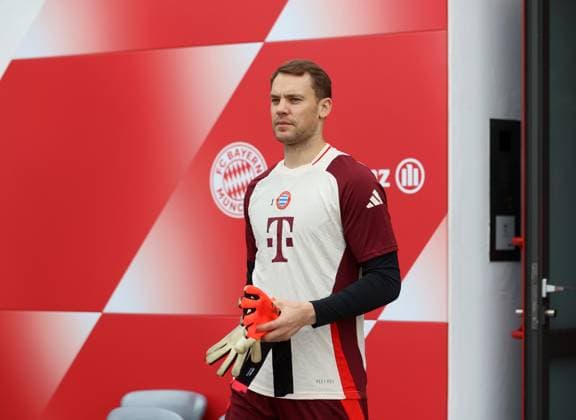 München, Deutschland 01. Oktober 2024: Fussball, Herren, Saison 2024 2025, FC Bayern München, Säbener Strasse, Trainingsgelände, Abschlusstraining, Champions League Manuel Neuer (FC Bayern München) Kopf, Oberkörper auf dem Weg zum Trainingsplatz