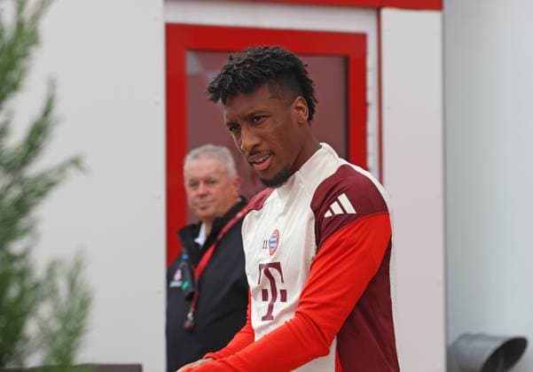 München, Deutschland 01. Oktober 2024: Fussball, Herren, Saison 2024 2025, FC Bayern München, Säbener Strasse, Trainingsgelände, Abschlusstraining, Champions League Kingsley Coman (FC Bayern München) Kopf, Oberkörper auf dem Weg zum Trainingsplatz