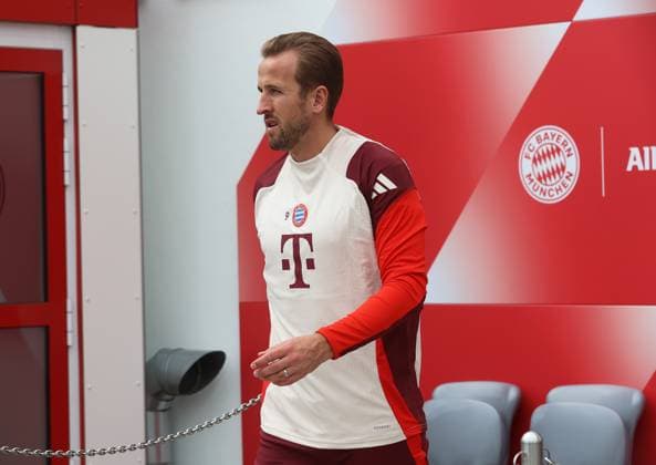 München, Deutschland 01. Oktober 2024: Fussball, Herren, Saison 2024 2025, FC Bayern München, Säbener Strasse, Trainingsgelände, Abschlusstraining, Champions League Harry Kane (FC Bayern München) Kopf, Oberkörper auf dem Weg zum Trainingsplatz